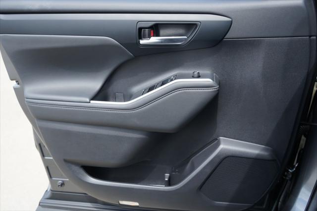 Photo of 2023 Gray Toyota Highlander