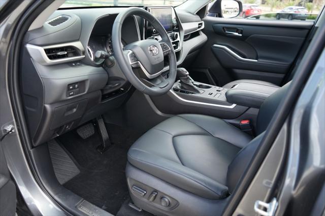 Photo of 2023 Gray Toyota Highlander