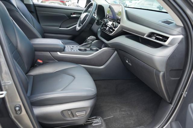Photo of 2023 Gray Toyota Highlander