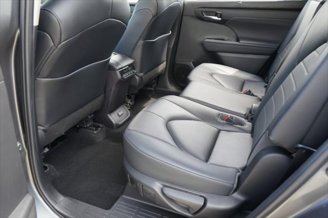Photo of 2023 Gray Toyota Highlander