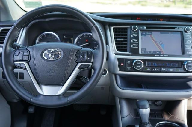 Photo of 2017 Predawn Gray Mica Toyota Highlander
