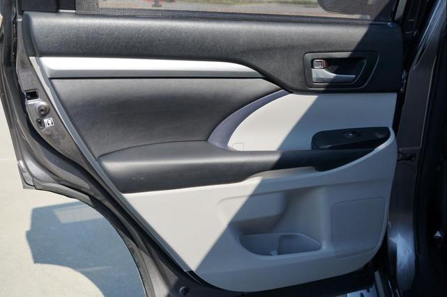 Photo of 2017 Predawn Gray Mica Toyota Highlander