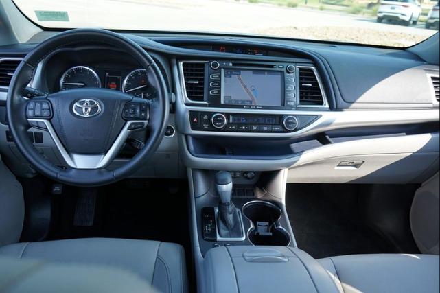 Photo of 2017 Predawn Gray Mica Toyota Highlander