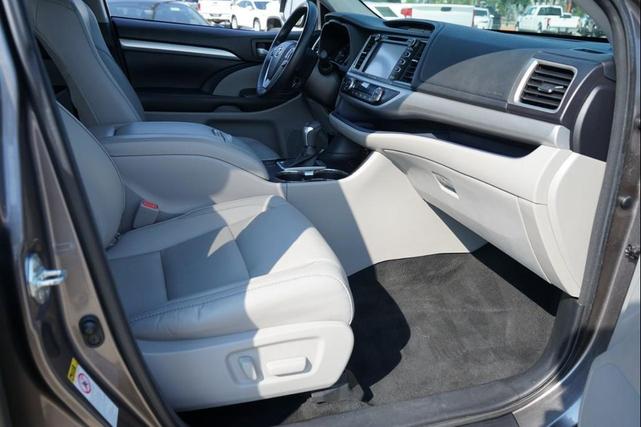 Photo of 2017 Predawn Gray Mica Toyota Highlander