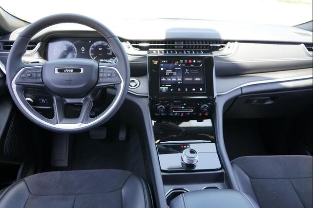 Photo of 2024 Diamond Black Crystal Pearlcoat Jeep Grand Cherokee L