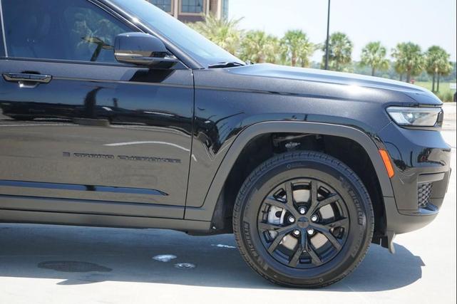 Photo of 2024 Diamond Black Crystal Pearlcoat Jeep Grand Cherokee L