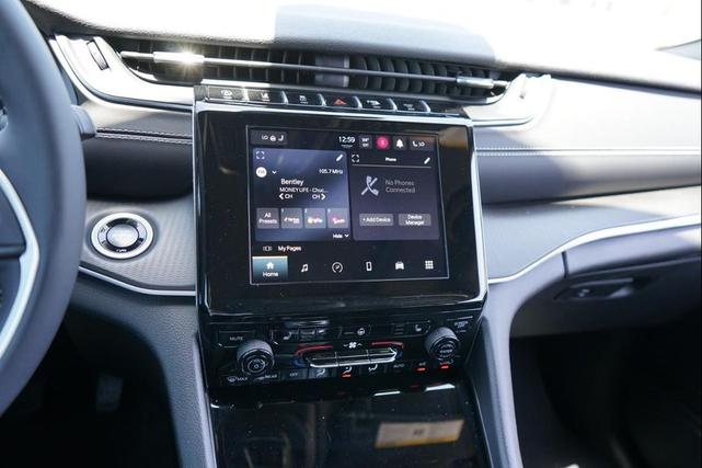 Photo of 2024 Diamond Black Crystal Pearlcoat Jeep Grand Cherokee L
