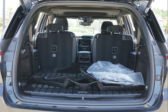 Photo of 2024 Diamond Black Crystal Pearlcoat Jeep Grand Cherokee L