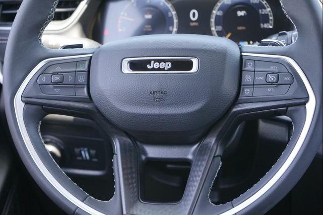 Photo of 2024 Diamond Black Crystal Pearlcoat Jeep Grand Cherokee L