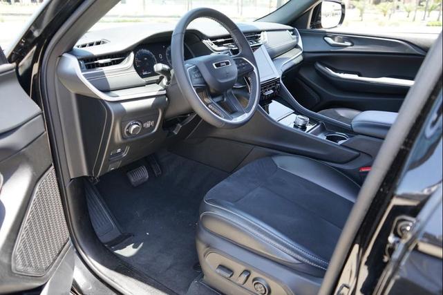 Photo of 2024 Diamond Black Crystal Pearlcoat Jeep Grand Cherokee L