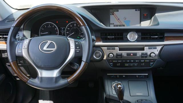 Photo of 2015 Silver Lexus ES 350