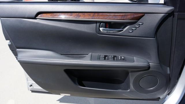 Photo of 2015 Silver Lexus ES 350