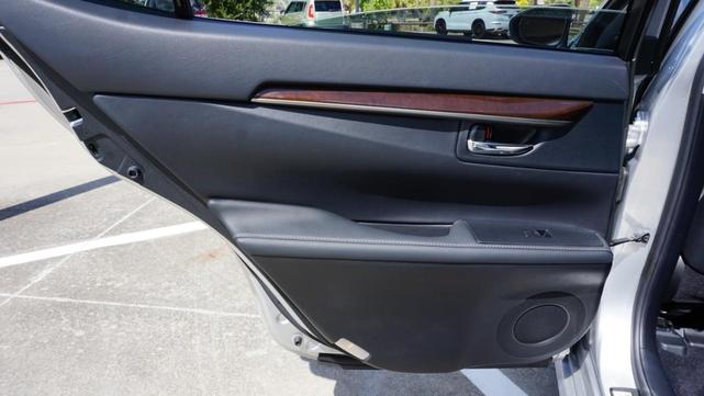 Photo of 2015 Silver Lexus ES 350