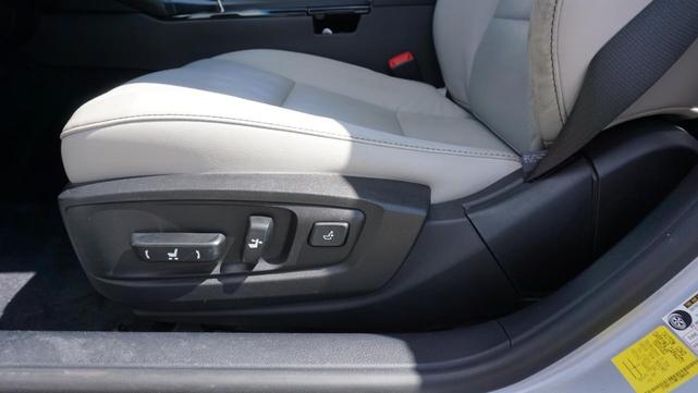 Photo of 2015 Silver Lexus ES 350