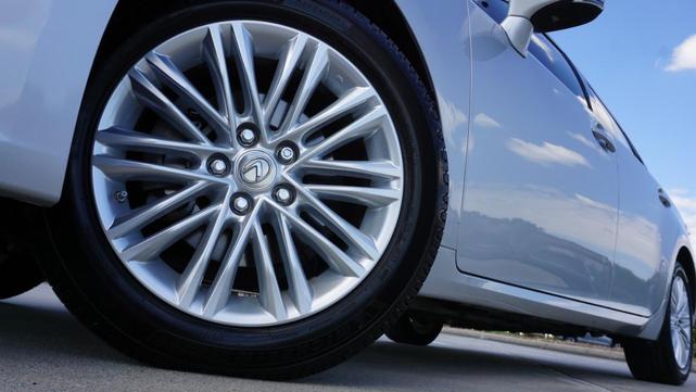 Photo of 2015 Silver Lexus ES 350