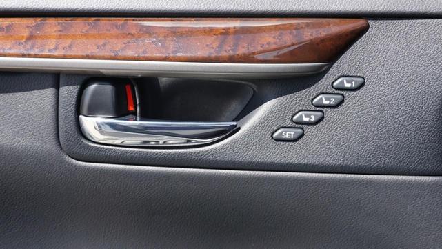 Photo of 2015 Silver Lexus ES 350