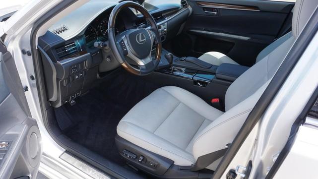 Photo of 2015 Silver Lexus ES 350