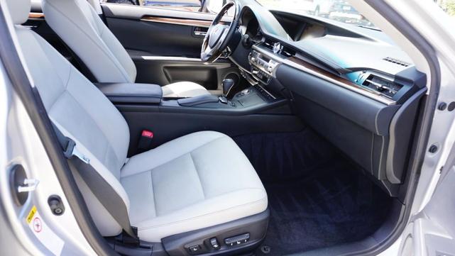 Photo of 2015 Silver Lexus ES 350
