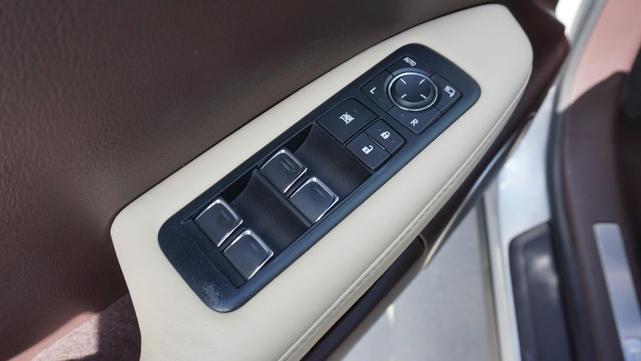 Photo of 2017 Silver Lining Metallic Lexus RX 350