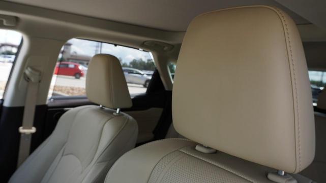 Photo of 2017 Silver Lining Metallic Lexus RX 350