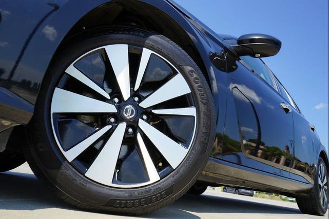 Photo of 2021 Super Black Nissan Altima