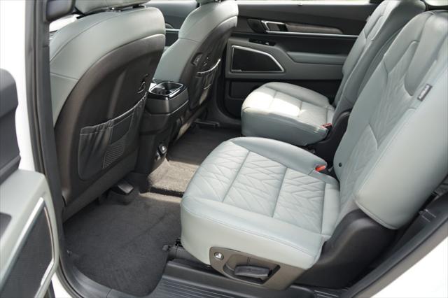 Photo of 2023 Glacial White Pearl Kia Telluride