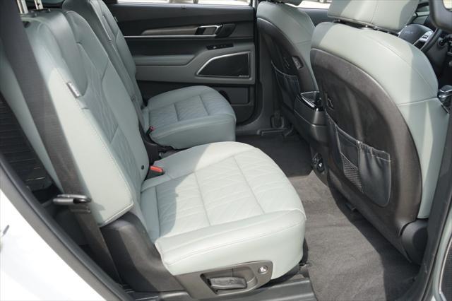 Photo of 2023 Glacial White Pearl Kia Telluride