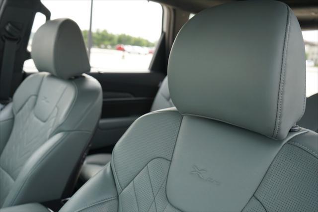 Photo of 2023 Glacial White Pearl Kia Telluride