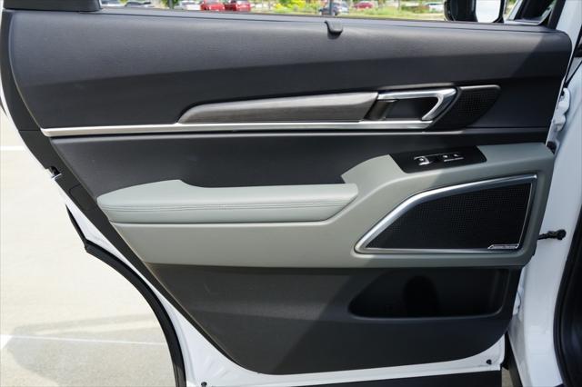 Photo of 2023 Glacial White Pearl Kia Telluride