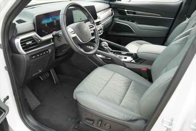 Photo of 2023 Glacial White Pearl Kia Telluride