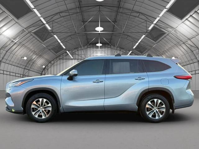 Photo of 2020 Moon Dust Toyota Highlander