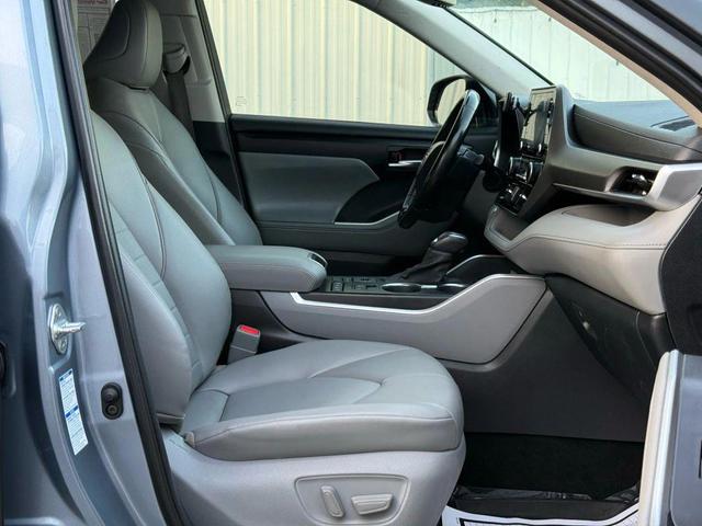 Photo of 2020 Moon Dust Toyota Highlander