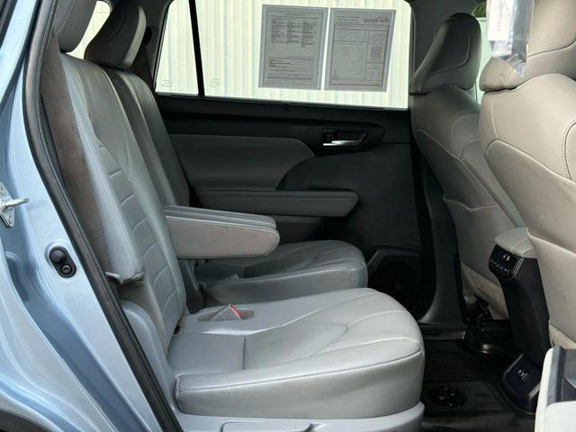 Photo of 2020 Moon Dust Toyota Highlander
