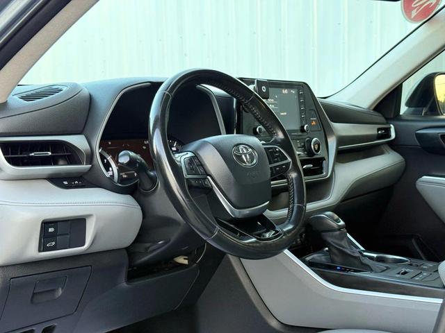 Photo of 2020 Moon Dust Toyota Highlander