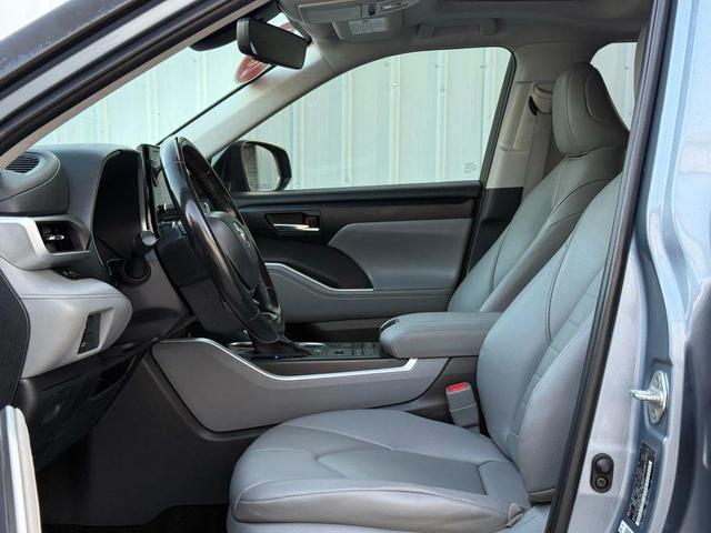 Photo of 2020 Moon Dust Toyota Highlander