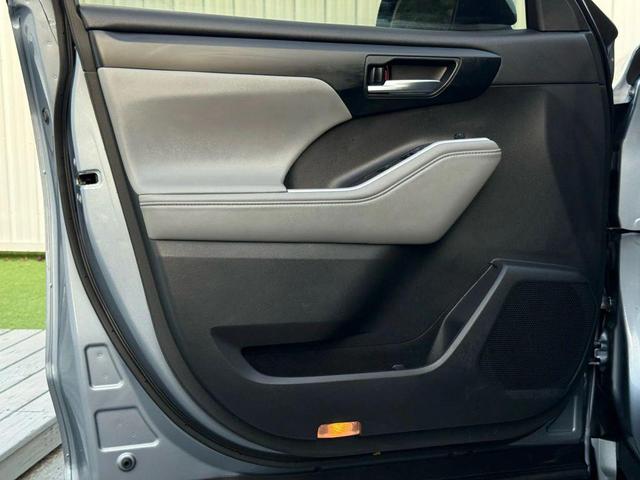 Photo of 2020 Moon Dust Toyota Highlander