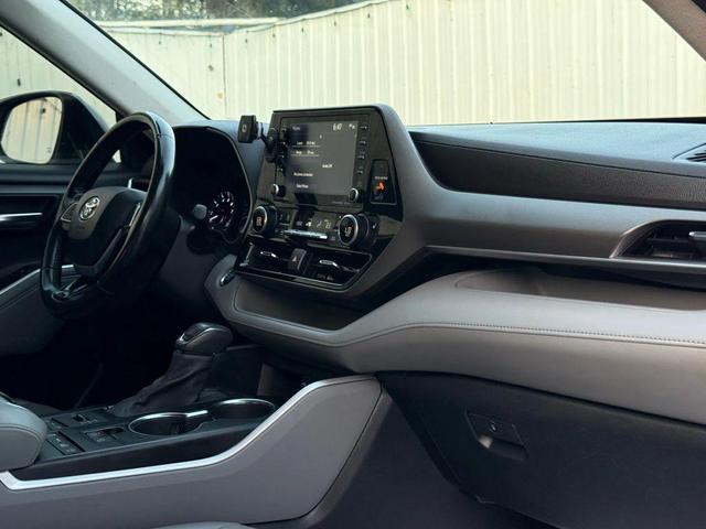 Photo of 2020 Moon Dust Toyota Highlander