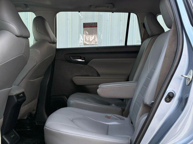 Photo of 2020 Moon Dust Toyota Highlander