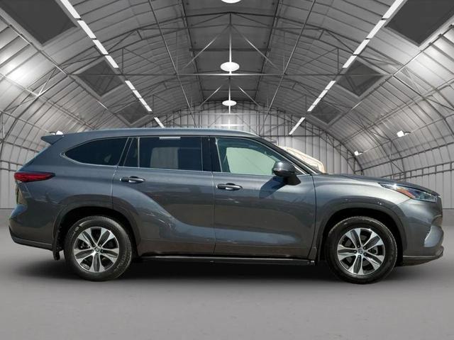 Photo of 2021 Magnetic Gray Metallic Toyota Highlander