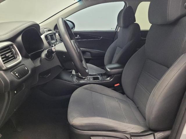 Photo of 2017 Sparkling Silver Kia Sorento