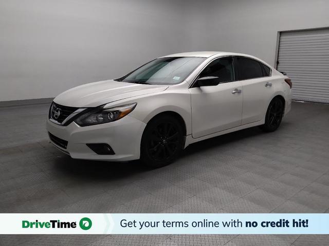 Photo of 2017 Pearl White Nissan Altima