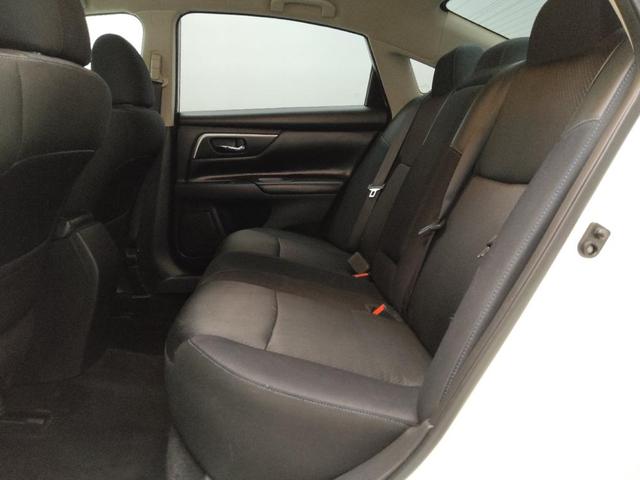 Photo of 2017 Pearl White Nissan Altima