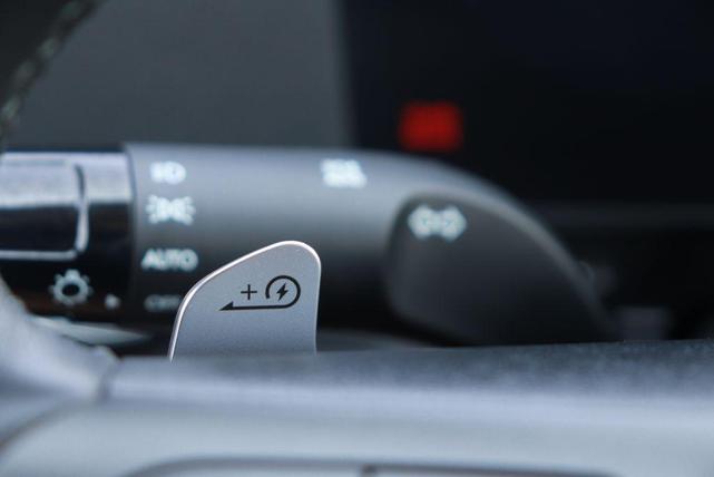 Photo of 2024 Atlas White Hyundai KONA EV