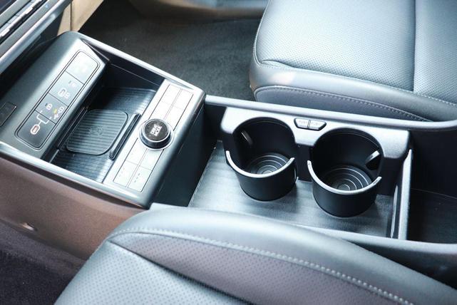 Photo of 2024 Atlas White Hyundai KONA EV