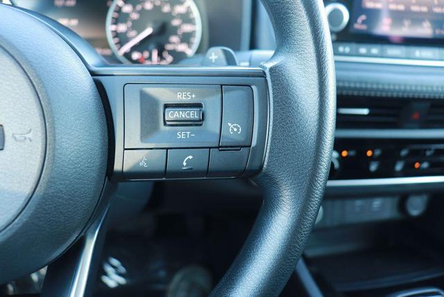 Photo of 2023 Glacier White Nissan Rogue