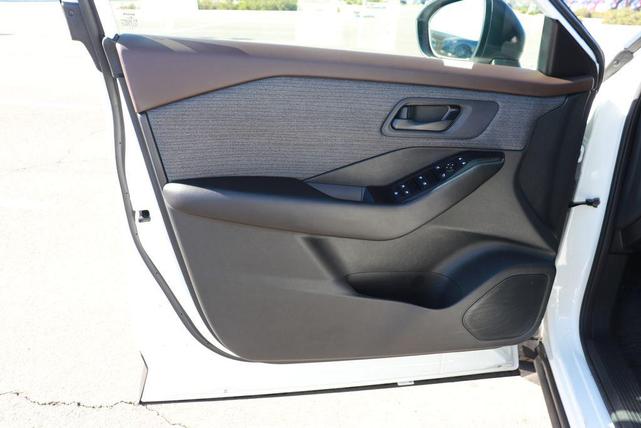 Photo of 2023 Glacier White Nissan Rogue