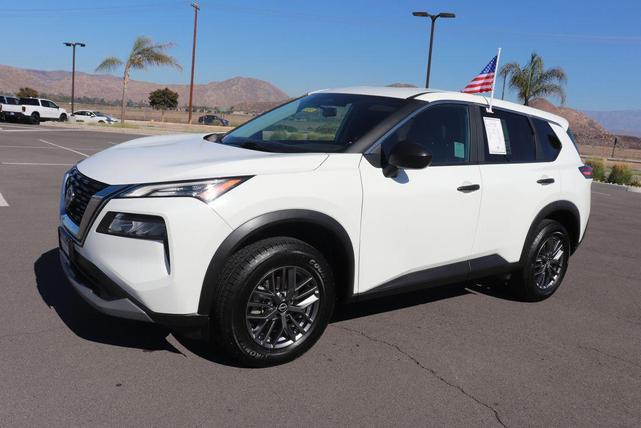 Photo of 2023 Glacier White Nissan Rogue