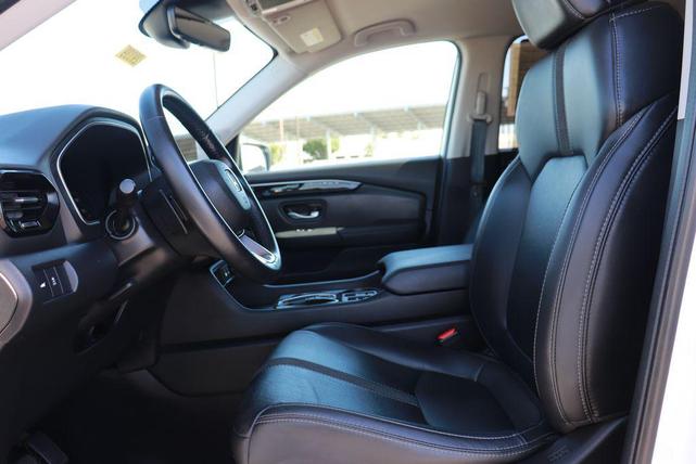 Photo of 2025 Platinum White Pearl Honda Pilot
