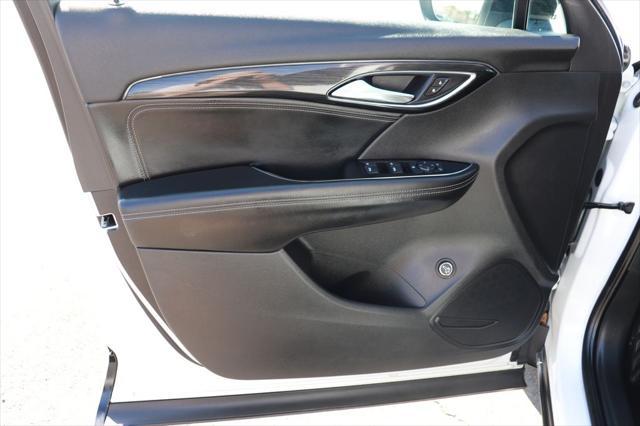 Photo of 2023 White Frost Tricoat Buick Envision