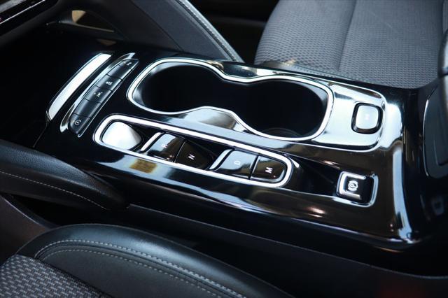 Photo of 2023 White Frost Tricoat Buick Envision